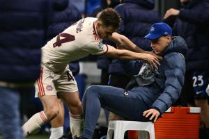 急了球童拖延时间，斯坦尼西奇将其推倒引骚动