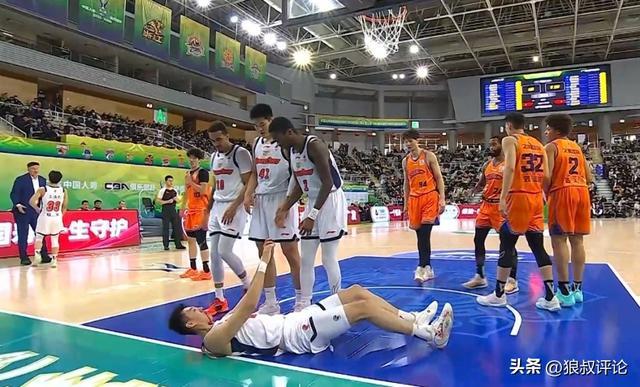 球天下体育官网-惨烈！王少杰鼻子被打出血被迫下场治疗引关注 杜锋脸如铁色